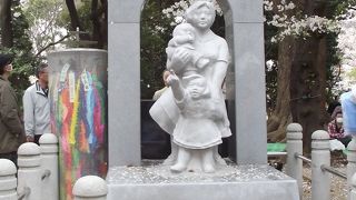 東京大空襲の犠牲者を悼む慰霊碑です