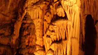 自然の造った造形美とミニコンサートを楽しめるドラック洞窟