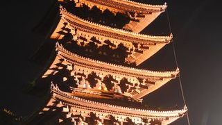 ライトアップされた五重塔