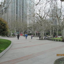 高層ビルに囲まれてます。