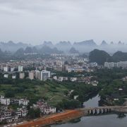 桂林の街並みを一望できる、異世界の公園