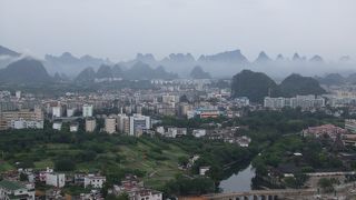 桂林の街並みを一望できる、異世界の公園