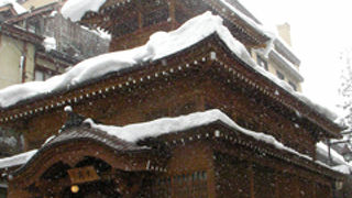 温泉街の中心の共同浴場