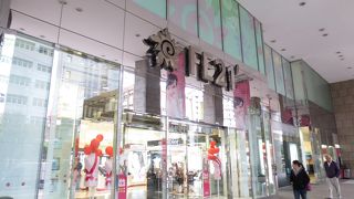 ＝FE21遠東百貨　板橋店＝　板橋の高層ビル群の中で一番古い