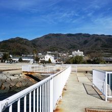 オリーブ桟橋の上から小豆島を望む