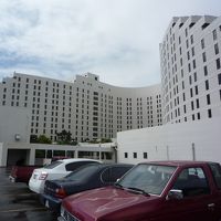 1Fに レンタカーの窓口もある。車なら遠いのも気にならない。