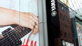 楽器も楽譜もここは揃っています。