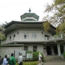 夢殿を模して建てられた