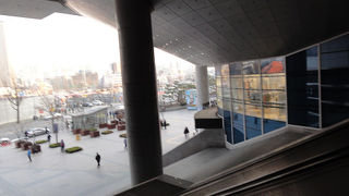 eマートとローカルデパートに直結