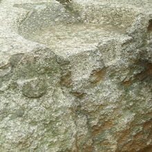 様々なことを連想させる窪みと切り口