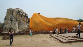 仏像だけが残っている