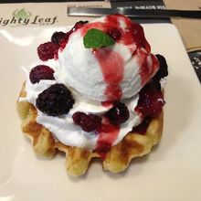 ワッフル。上にのったアイスはおいしかった！！