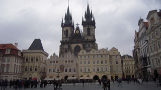 大勢の観光客で大賑わいの旧市街広場