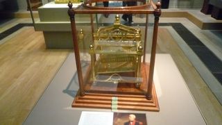 ガレオン船型自動時計です。