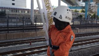 春の火災予防運動に関する洋服とヘルメットで可愛らしいしょんべん小僧をどうぞ