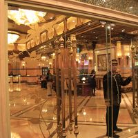 ごつい門番がいるエントランス