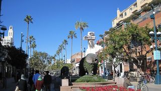 いろんなショップを左右に見ながら散策