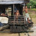 長い水路を通り抜けると、やっとトンレサップ湖に