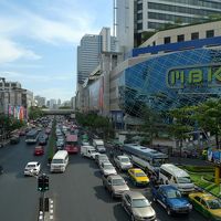 手前がモール、奥の高層ビルがホテル