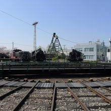 扇形車庫前の転車台