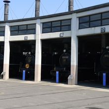 扇形車庫内に鎮座する名機たち