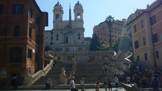 ブランド店が立ち並ぶ