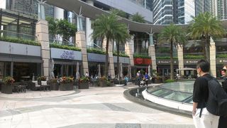 気候の良い時はルーフトップのシビックスクエアの屋外テーブルで食事するのも良いです。