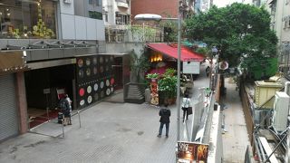 香港サイドの蘭桂坊と対称の九龍側のバーストリートです。