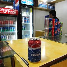 空港ロビーの飲み物の売店でコーラを買いました。