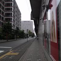 左手は高架線路。左奥がホテル