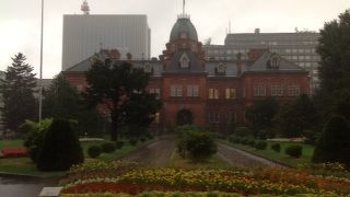 赤れんがが特徴の荘厳な建物