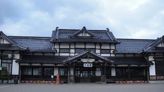 宮殿風造りの古い駅舎。レトロな内部が見学できます。