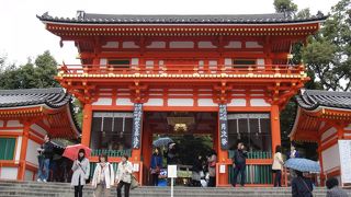 桜の季節は参拝客でいっぱい