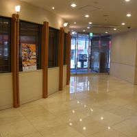 フロントから入り口付近。