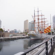 大きな帆船です。