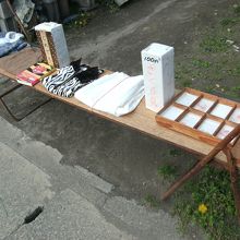 材木座のバス通りにて(さくら貝売ってます)