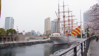 桜木町駅すぐ。