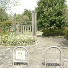 入り口には狢の絵が