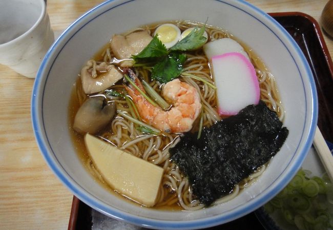 ７種類の具が入った「七福神そば」・・・谷中松寿庵　