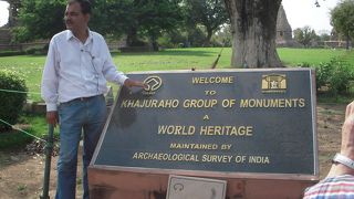 無数の彫像で埋め尽くされたカジュホラの寺院群に圧倒されました。