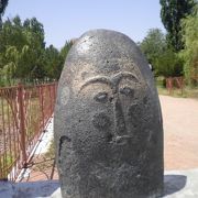 世界遺産、ブラナの塔ヨコに集められた、中央アジア草原を走り回った突厥民族のものといわれる石人