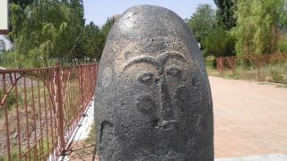 世界遺産、ブラナの塔ヨコに集められた、中央アジア草原を走り回った突厥民族のものといわれる石人