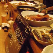 カウンターに並ぶおばんざい