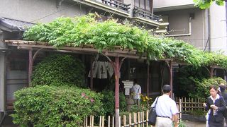 江戸時代創業の老舗。店内でいただきました。