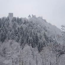 山の上に立つ城