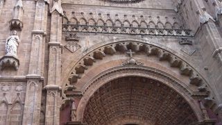 徒歩で名所観光ができます