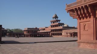 １４年で放棄されたつかの間の都です。