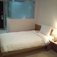 ベッドの向こうがシャワールーム