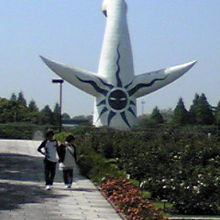 太陽の塔の後ろ姿