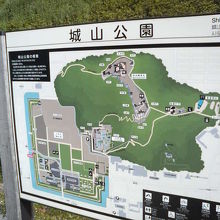 大通りに面した広場も静かで散歩にピッタリです。